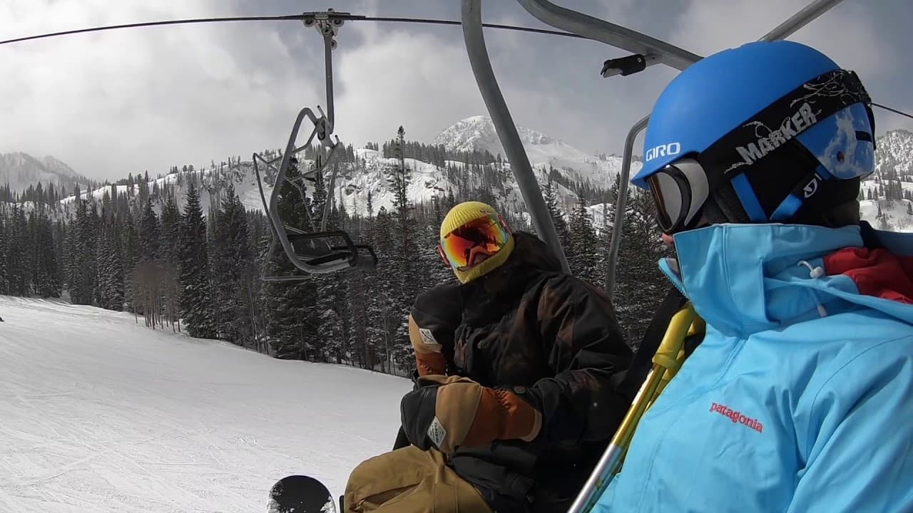 Aventura Congelante: Explorando a Emoção do Snowboard e Esqui na Neve Fofa