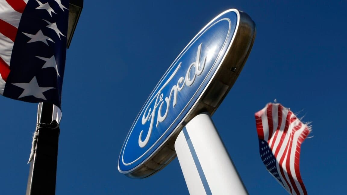 Ford Aumenta Preços de Carros Fabricados no México em Resposta a Tarifas, mas Absorve Parte do Custo