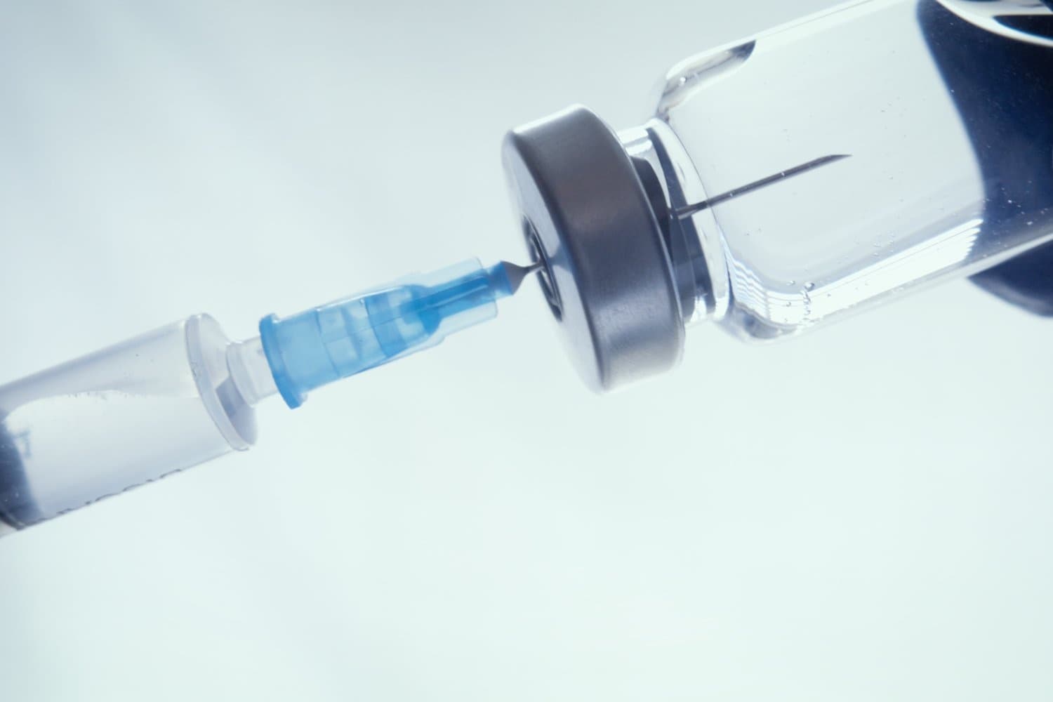 Supervacina da Moderna para Gripe e COVID: Eficácia Comprovada, Desafios Políticos à Frente