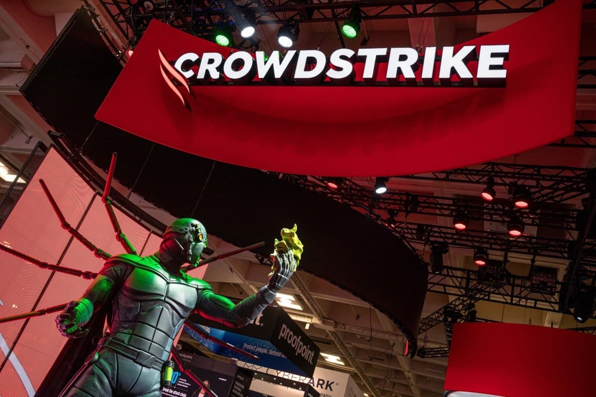 CrowdStrike Anuncia Corte de 500 Funcionários em Reestruturação com Foco em IA