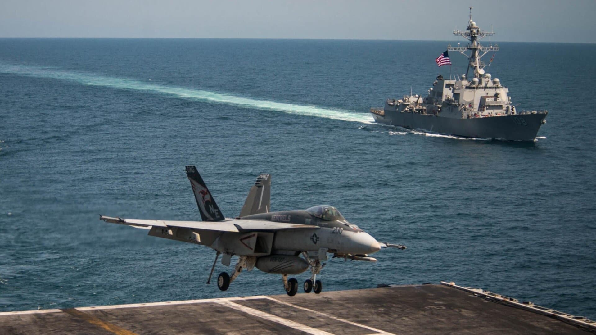 Caça F/A-18 Super Hornet da Marinha dos EUA Cai no Mar Mediterrâneo em Incidente Milionário