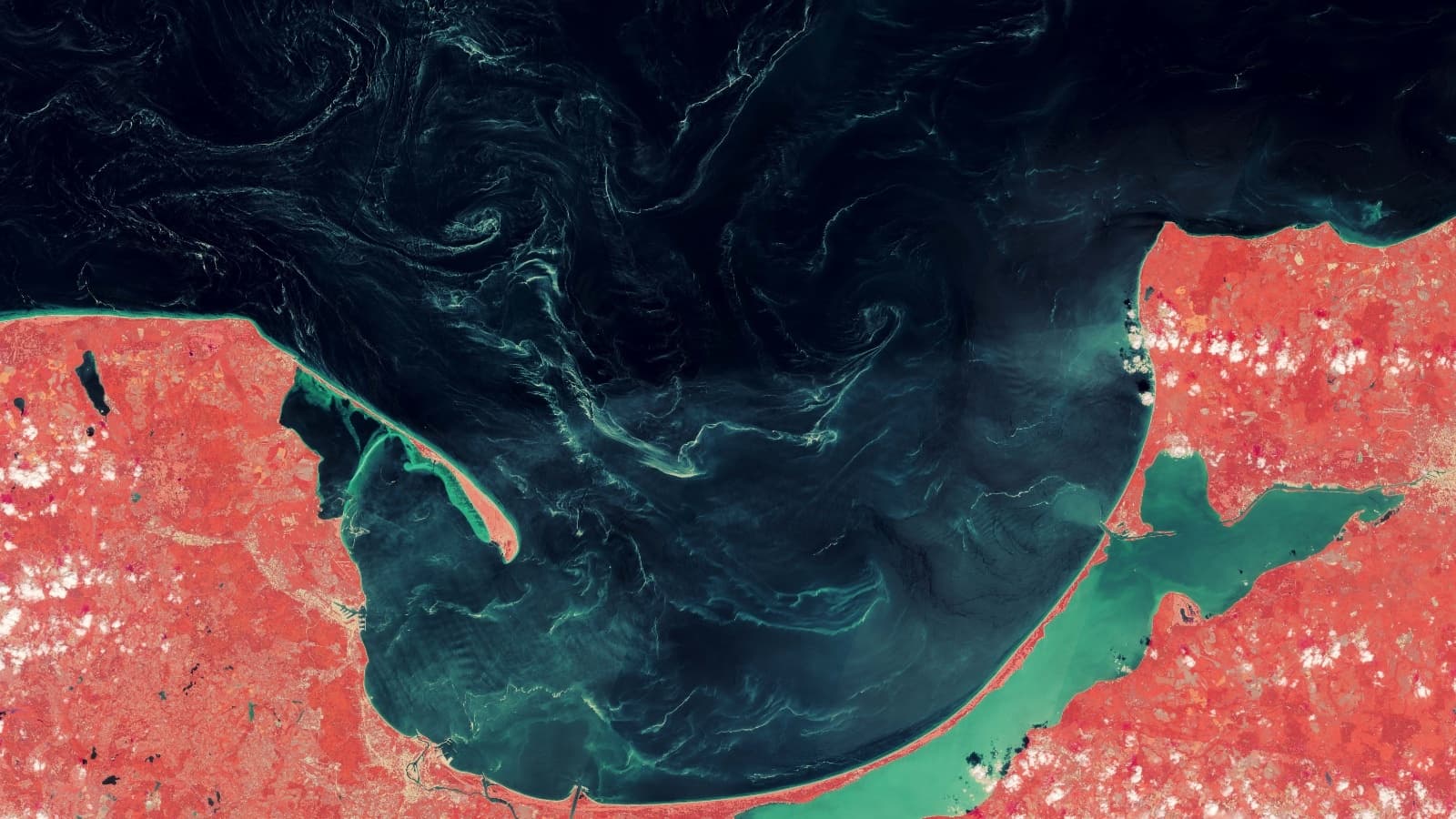 Mistério no Mar Báltico: Substância Amarela Vista do Espaço é Identificada